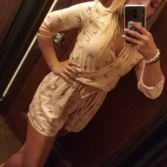 Hollister Light Pink Floral Romper Women's Small S V-Neck Wrap Tie Front Flowy - Picture 9 of 11